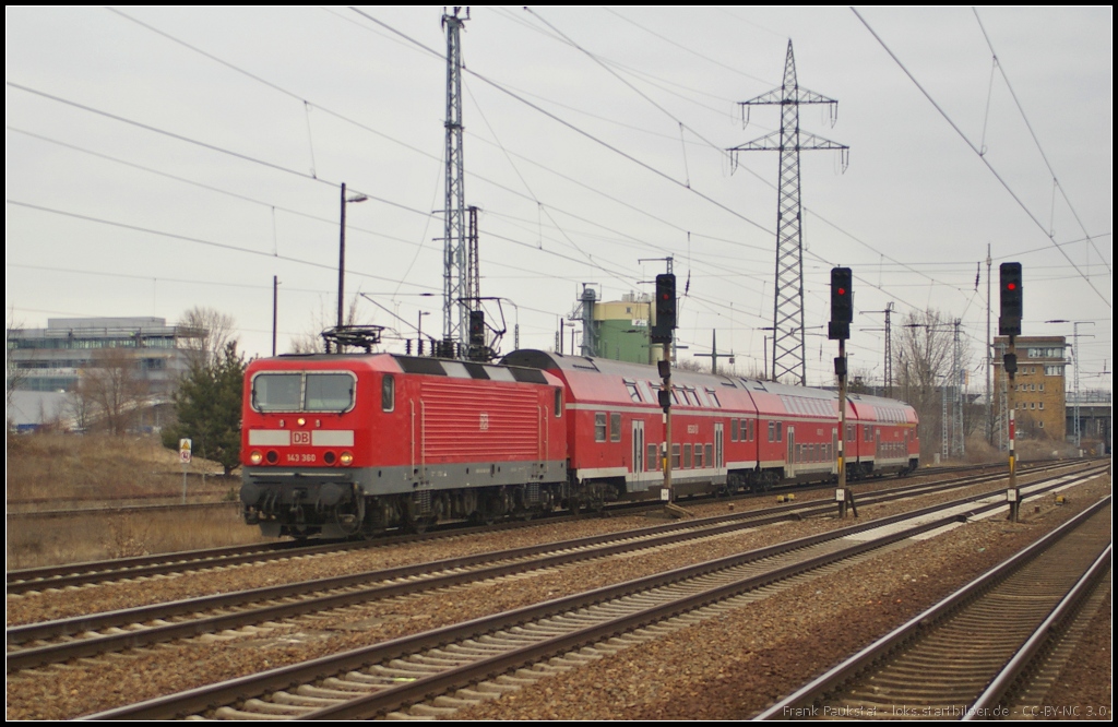 DB Regio 143 360 mit der RB14 Senftenberg am 03.04.2013 zum Kopfmachen in Berlin Sch�nefeld Flughafen