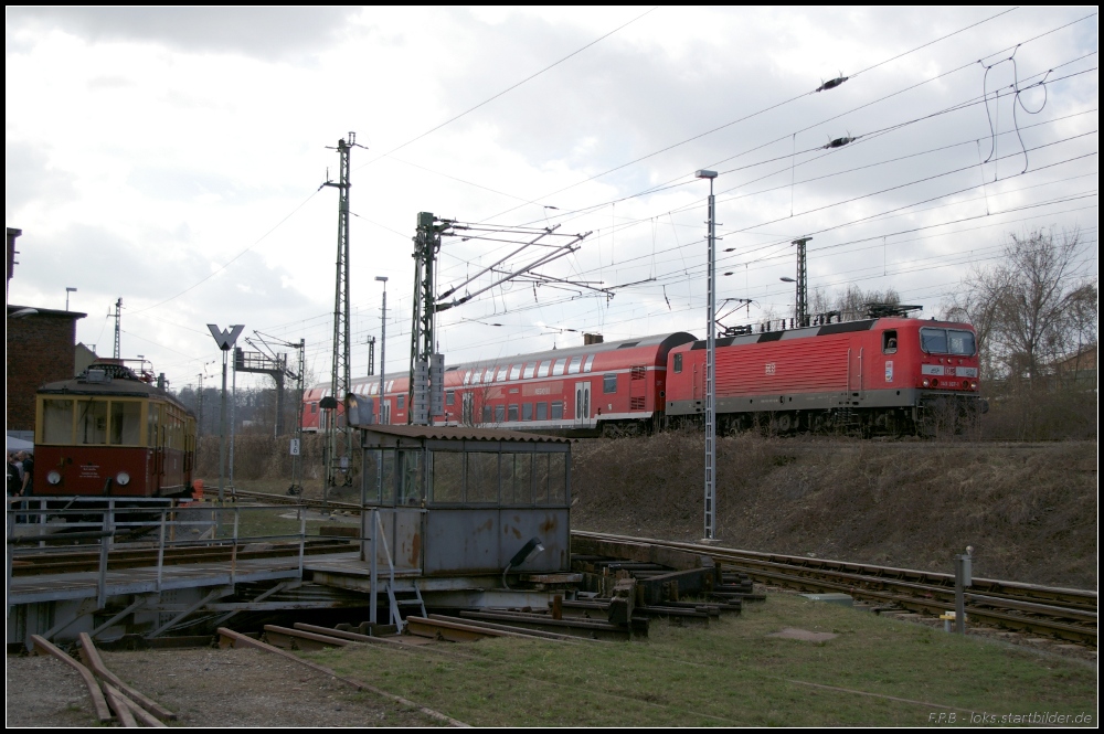 DB Regio 143 367 fährt mit der S3 aus Tharandt am Ausstellungsgelände des 3. Dresdner Dampfloktreffen vorbei und wird gleich zum Endhalt im Dresdner Hauptbahnhof einfahren (gesehen Dresden-Altstadt 02.04.2011)
<br><br>
- Update: ++ 07.12.2017 bei Bender, Opladen