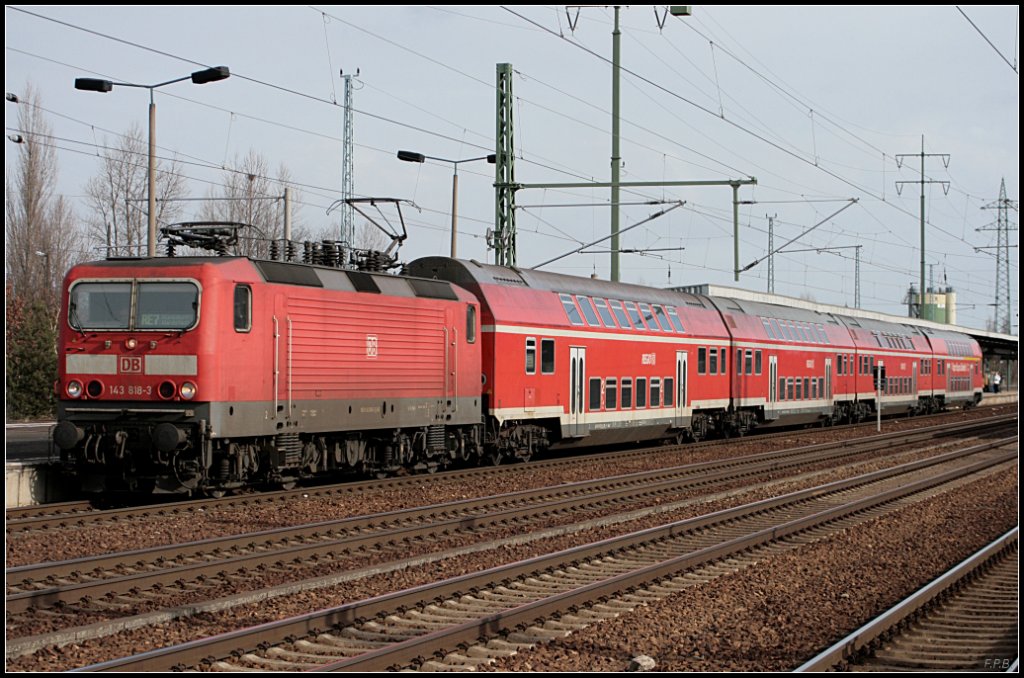 DB Regio 143 818-3 mit dem RE7 nach Wünsdorf-Waldstadt (NVR-Nummer 9180 6 143 818-3 D-DB, gesehen Berlin Schönefeld Flughafen, 27.02.2010)
<br>
- Update: ++ 2014 bei TSR Recycling Magdeburg