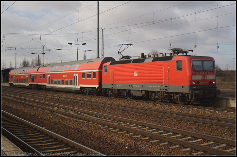 DB Regio 143 821-7 mit der RB14 nach Senftenberg am 25.02.2012 in Berlin Schnefeld-Flughafen.