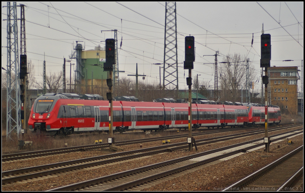 DB Regio 442 320 und 442 134 am 03.04.2013 als RB14 zum Endhalt Sch�nefeld Flughafen um dann zur�ck nach Nauen zu fahren