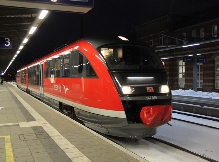 DB-Regio 642 079 als Rangier-Fahrt im Rostocker Hbf an der Seite stand als Ziel RE Berlin-Zoologischer Garten dran.10.02.2012