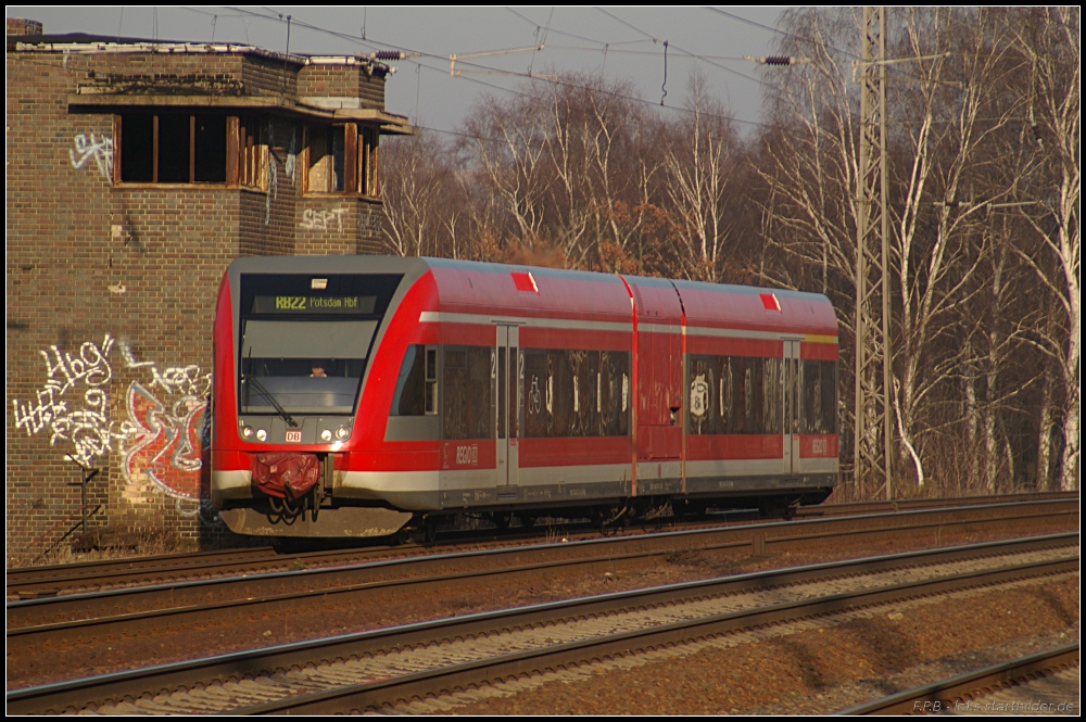 DB Regio 646 013-2 f�hrt am 29.01.2011 als RB 22 nach Potsdam Hbf am alten Stellwerk am Bahnhof Friedrichsfelde-Genshagener Heide vorbei.