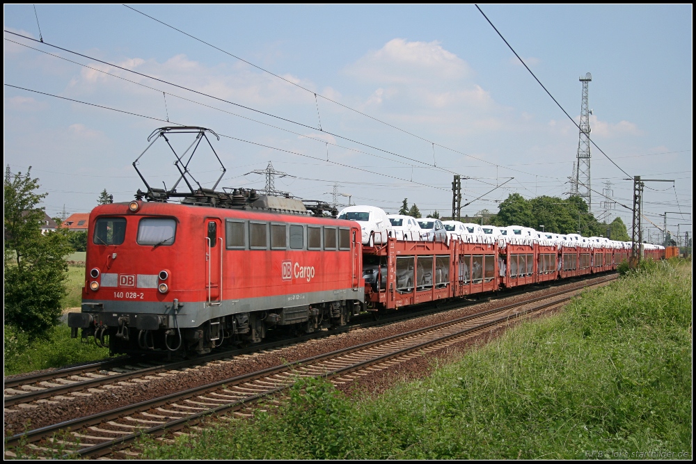 DB Schenker 140 028-2 bringt neue Autos, gesehen Lehrte-Ahlten b. Hannover 24.06.2010
<br><br>
Update: 09.12.2011 in Rostock-Seehafen z; 06/2012 Mukran zA; 15.07.2015 verschrottet in Opladen