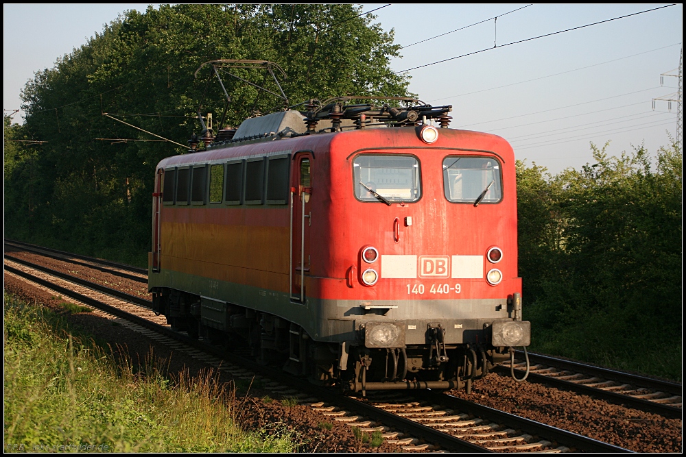 DB Schenker 140 440-9 in der Morgensonne Richtung Lehrte (gesehen Lehrte-Ahlten b. Hannover 24.06.2010)
<br><br>
- Update: ++ 30.10.2014 bei Fa. Scholz, Espenhain