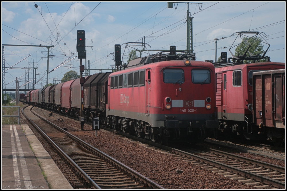 DB Schenker 140 528-1 mit einem gemischtem G�terzug unterwegs (gesehen Berlin Sch�nefeld Flughafen 09.07.2011)