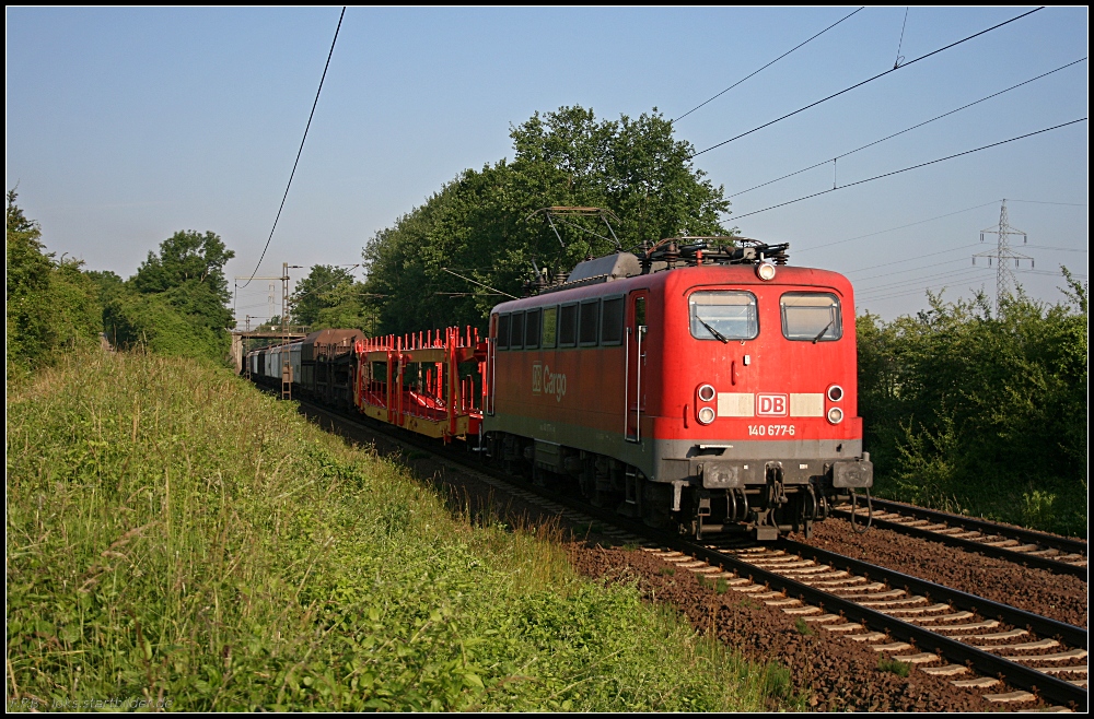 DB Schenker 140 677-6 mit gemischtem G�terzug Richtung Lehrte (gesehen Lehrte-Ahlten b. Hannover 24.06.2010
<br>
++ 15.11.2019 bei Bender, Opladen