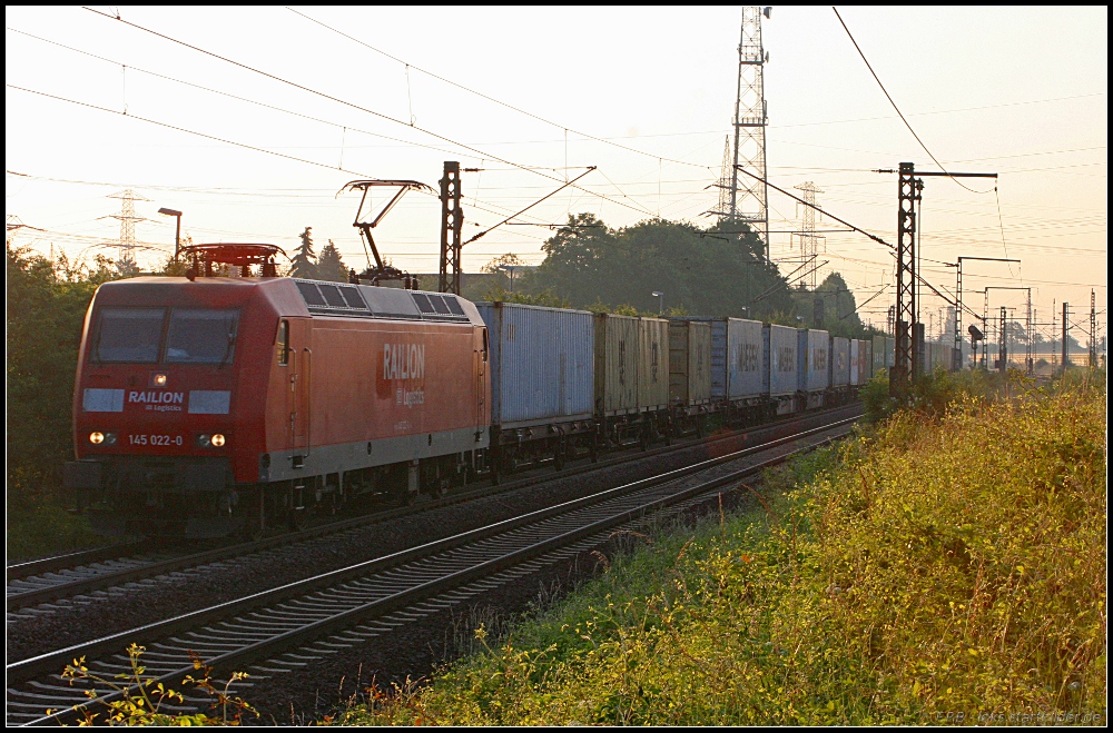 DB Schenker 145 022-0 am fr�hen Morgen mit Containern Richtung Hannover (gesehen Lehrte-Ahlten b. Hannover 24.06.2010)