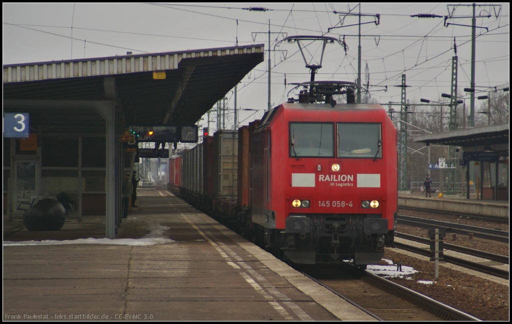 DB Schenker 145 058 macht sich nach dem Halt zum Tf-Wechsel in Berlin Sch�nefeld Flughafen am 03.04.2013 wieder auf den Weg