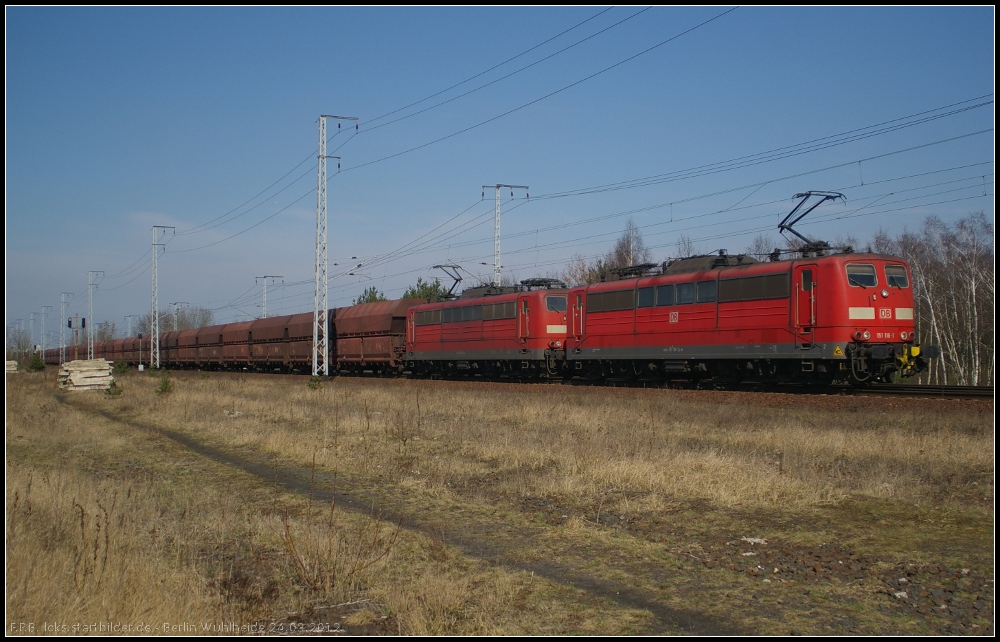 DB Schenker 151 116-1 und unbekannte Schwesterlok mit einem Erzzug (gesehen Berlin Wuhlheide 24.03.2012)