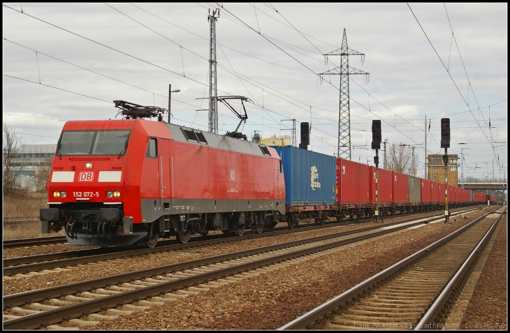 DB Schenker 152 072 mit einem Container-Zug am 14.04.2013 in Berlin Sch�nefeld Flughafen