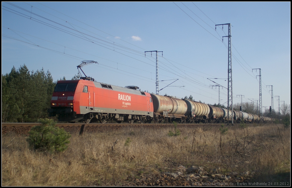 DB Schenker 152 120-2 mit Kesselweagen am 24.03.2012 in Berlin Wulheide