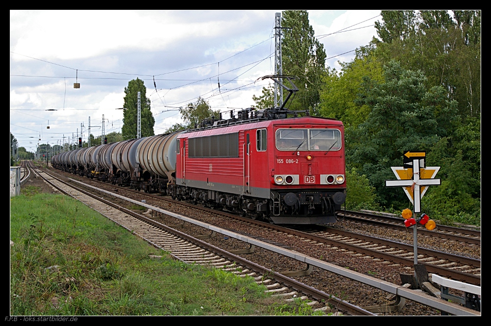 DB Schenker 155 086-2 mit einem Kesselzug nach Berlin unterwegs (gesehen Berlin Karow 18.08.2010)