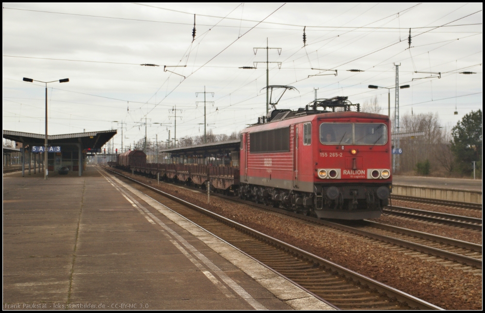 DB Schenker 155 265 mit einem gemischtem G�terzug am 14.04.2013 in Berlin Sch�nefeld Flughafen