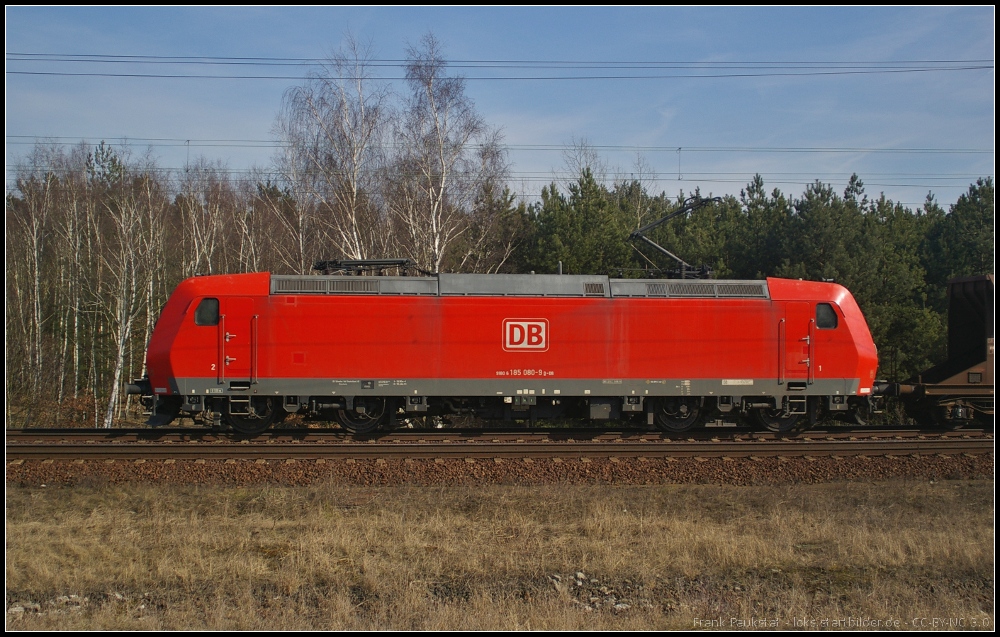 DB Schenker 185 080-9 fuhr mit Schttgut am 06.03.2013 durch die Berliner Wuhlheide