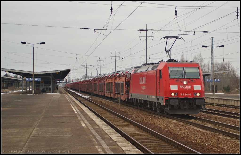 DB Schenker 185 246 mit neuen Autos von Zeebrugge nach Frankfurt (Oder) am 03.04.2013 in Berlin Sch�nefeld Flughafen