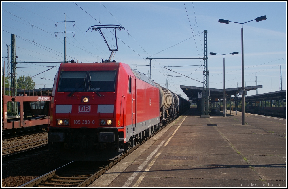 DB Schenker 185 393-6 fuhr mit Kesselwagen am 24.07.2012 durch den Bahnhof Berlin Sch�nefeld Flughafen