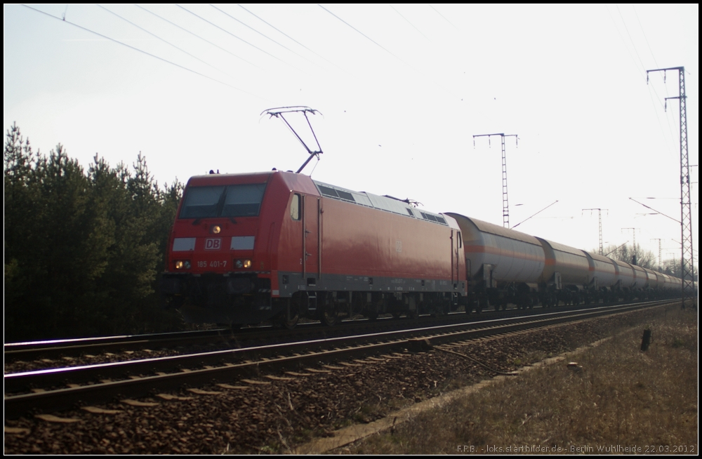 DB Schenker 185 401-7 mit Zags-Wagen (gesehen Berlin Wuhlheide 22.03.2012). Ursprnglich war die Lok fr DB Schenker Rail Scandinavia A/S vorgesehen und erhielt die NVR-Nummern 91 80 6185 401-7 D-RSC und 91 86 0185 401-4 DK-RSC. Im Jahr 2012 wurde die Lok zurcknummeriert auf 185 407-7.