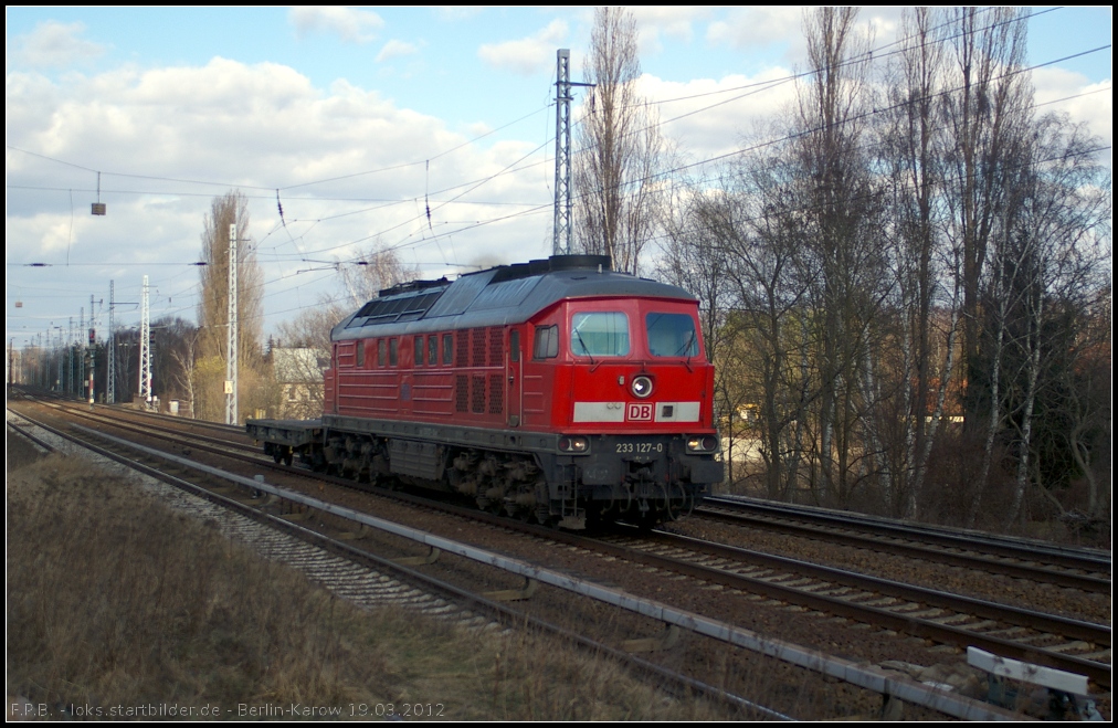 DB Schenker 233 127-0 mit Flachwagen der Bundeswehr (3994 306-7 D-BW) am 19.03.2012 in Berlin-Karow