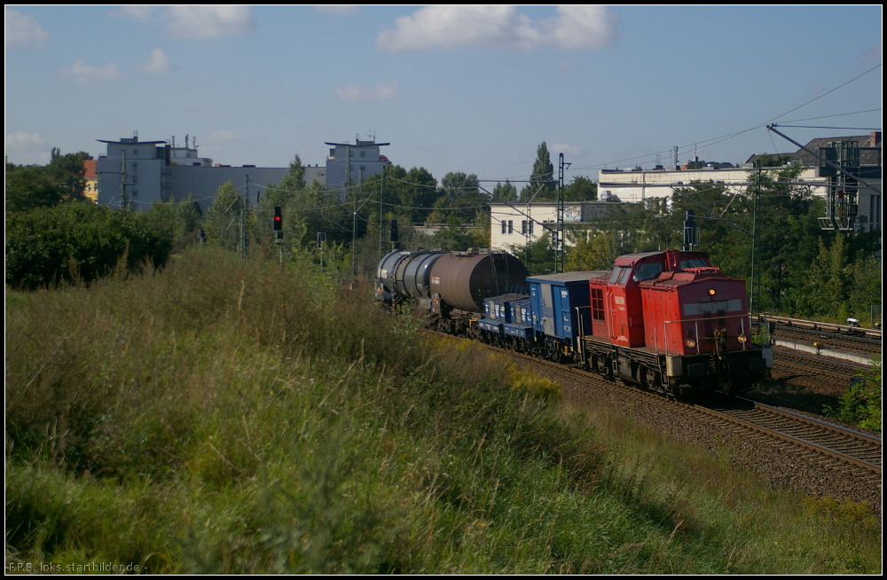 DB Schenker 298 330-2 mit Eichwagen der Firma Fricke und zwei Kesselwagen am 13.09.2012 in Berlin Bornholmer Stra�e