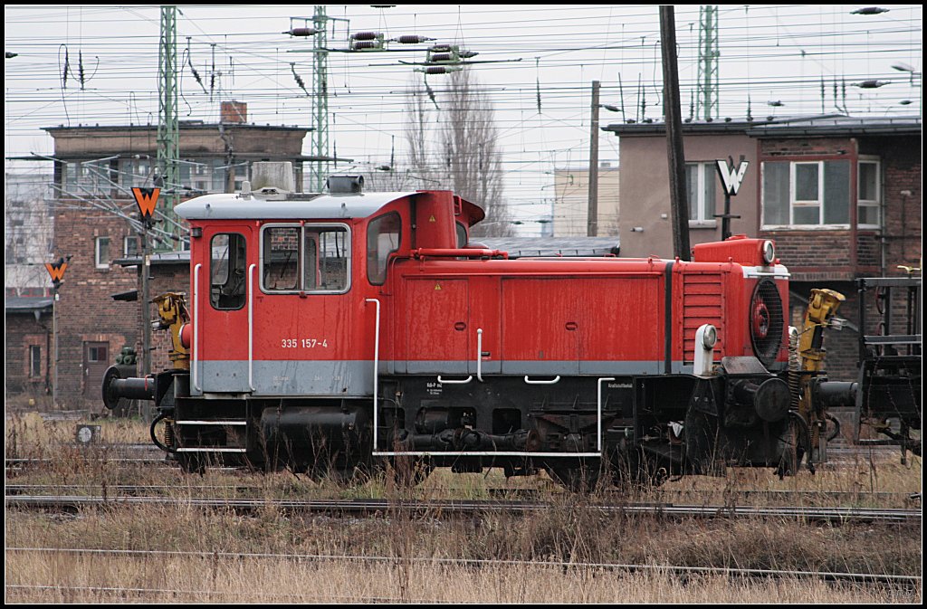 DB Schenker 335 157-4 steht mitten im Rbf Cottbus und wartet am 28.12.2009 auf neue Aufgaben
<br><br>
Update: ++ 02.03.2017 in Cottbus durch Fa. Bender