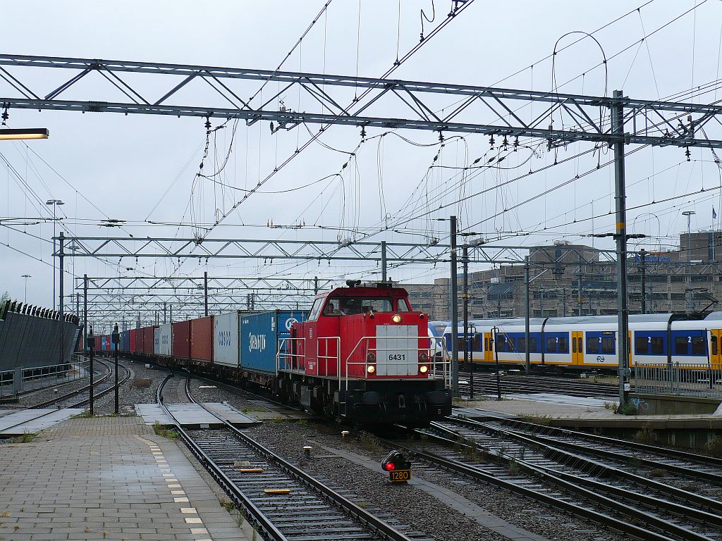 DB Schenker Diesellok 6431  Antonius  Utrecht Centraal Station 18-09-2012.

DB Schenker diesellocomotief 6431 genaamd  Antonius  met goederentrein Utrecht Centraal Station 18-09-2012.