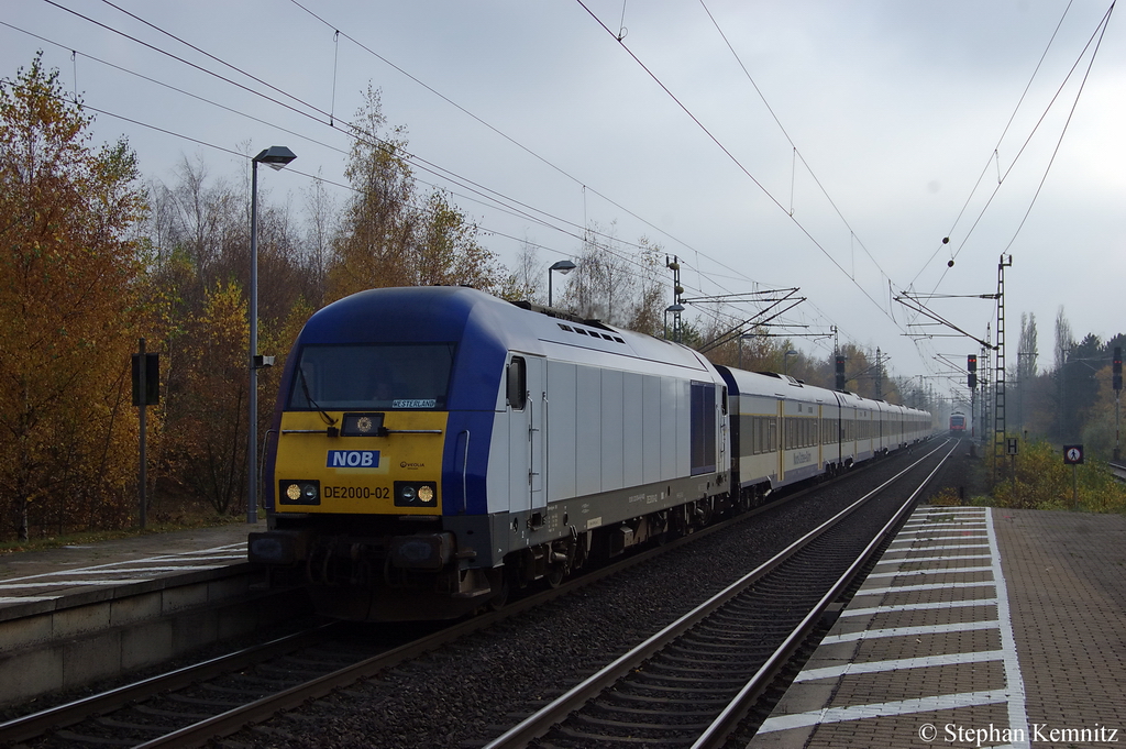 DE 2000-02 (223 054-8) der NOB - Nord-Ostsee-Bahn GmbH mit dem (NOB81714) von Hamburg-Altona nach Westerland(Sylt) in Elmshorn. 08.11.2011