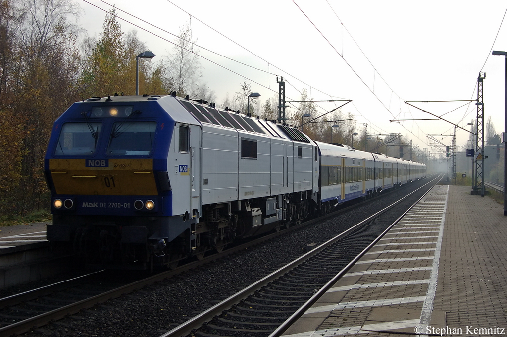 DE 2700-01 (251 001-4) der NOB - Nord-Ostsee-Bahn GmbH mit dem (NOB81712) von Hamburg-Altona nach Westerland(Sylt) in Elmshorn. 08.11.2011