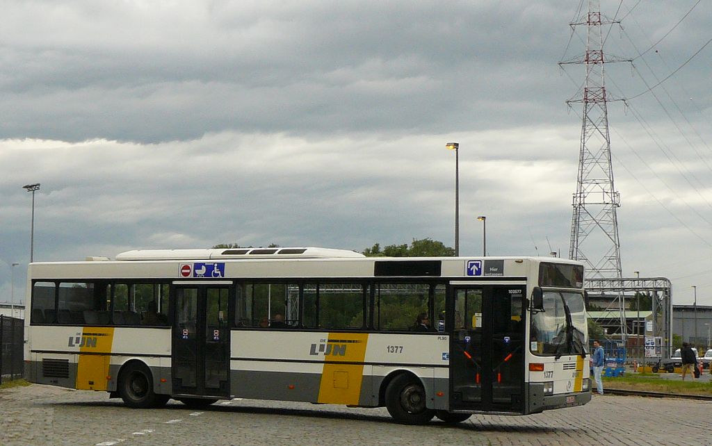 De Lijn Bus 1377. Mercedes-Benz O405 Baujahr 1992. Polderdijkweg Antwerpen Hafen, Belgien 22-06-2012.

De Lijn bus 1377. Mercedes-Benz O405 bouwjaar 1992. Polderdijkweg Antwerpen haven 22-06-2012.