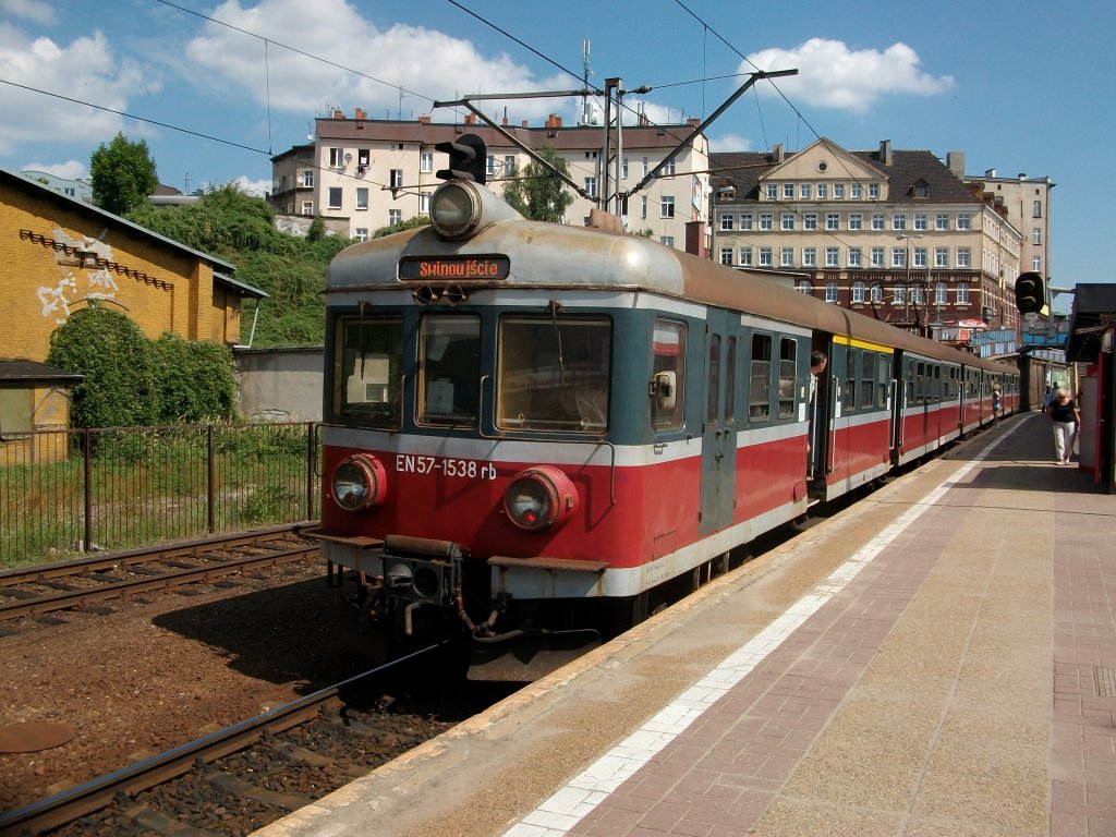 Den Nahverkehr im Raum Szczecin bestimmen die EN57-Triebwagen.Hier steht der EN57-1538 ins Ostseebad Swinoujscie abfahrbereit am 31.Juli 2010 in Szczecin Glowny.
