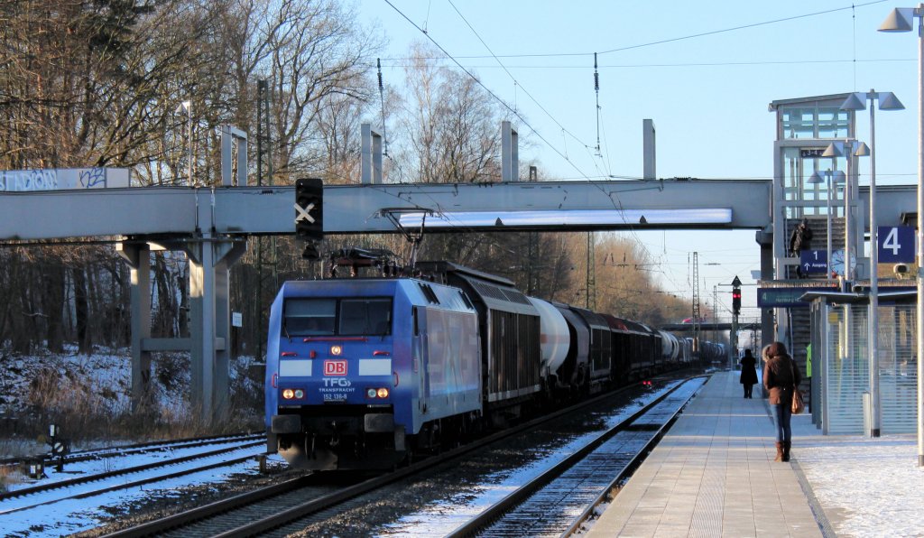 Der ALBATROS ( BR 152 136-8 ) mit einen  Gemischten  am Haken auf den Weg nach Hamburg / Rbf Maschen. Tostedt den 01.02.2012