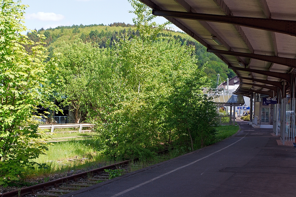 Der Bahnhof Betzdorf/Sieg am 13.05.2012. 
Noch wachsen junge Bäume in dem Gleis 107 und der Zugang zum Parkhaus geht darüber weg. Aber ab 2015 wird es das Gleis 107 wieder geben, dann hält dort die neue direkte Zugverbindung Altenkirchen/Ww - Betzdorf/Sieg - Siegen  - Uni Siegen - Bad Berleburg. Der Betzdorfer Bahnhof wird wohl wieder aufgewertet, und das ist gut so. Wollen wir alle hoffen dass die Schiene wieder attraktiver wird und der Raubbau an der Schiene aufhört.