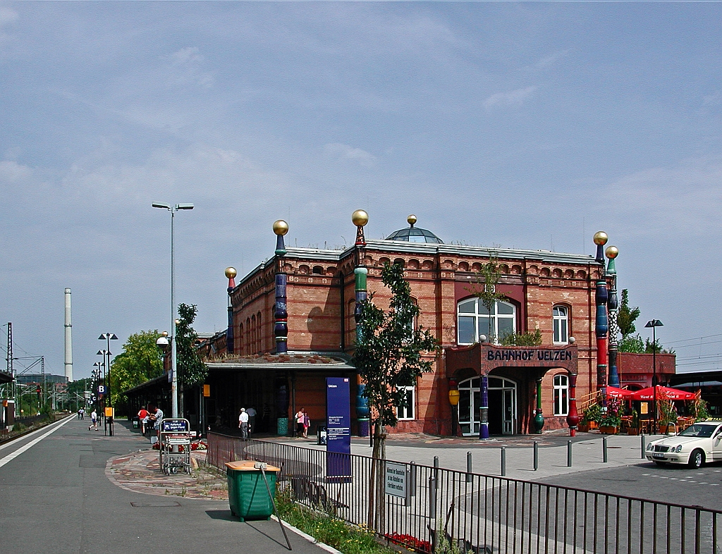 Der Bahnhof Uelzen ist ein Kreuzungsbahnhof in Uelzen am Ostrand der Lneburger Heide im Nordosten Niedersachsens.
Das ursprngliche Empfangsgebude wurde im Zuge eines Expo 2000-Projektes nach den Plnen des sterreichischen Knstlers Friedensreich Hundertwasser (Wien) umgebaut. Der Bahnhof wird als „Umwelt- und Kulturbahnhof“ unter dem Namen Hundertwasser-Bahnhof Uelzen vermarktet und ist heute eine Touristenattraktion der Stadt.
Hier das Empfangsgebude am 20.08.2003 von Bahnsteig 101 gesehen.