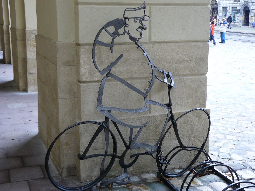 Der brave Soldat Schweig in Lemberg 18-09-2007.   Br brave soldaat Schweig op de fiets bij het stadhuis van L'viv 18-09-2012.