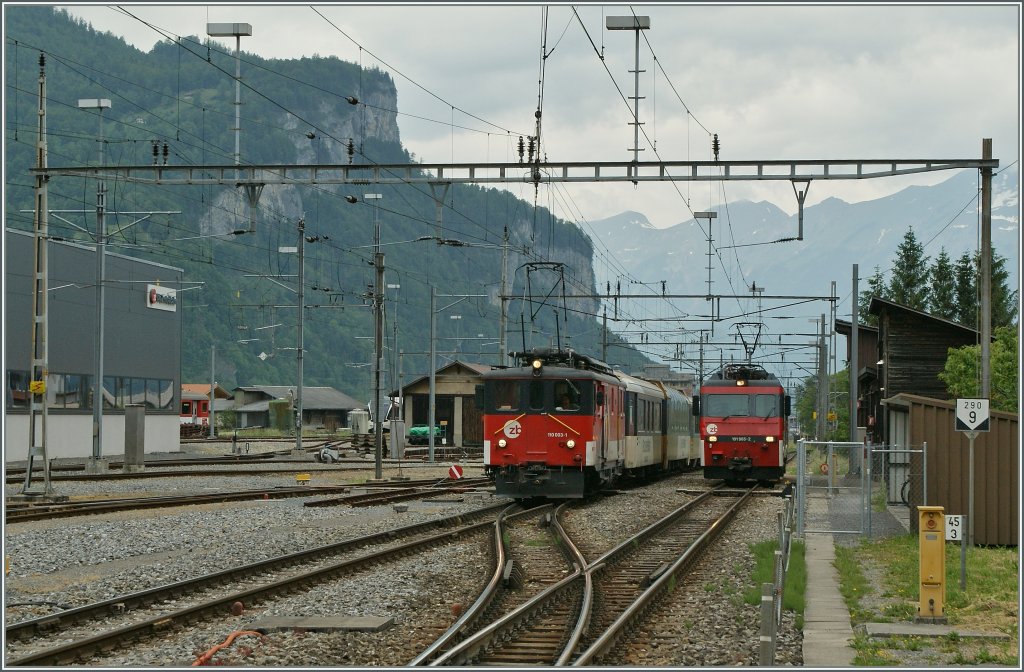 Der Brnigbahn De 110 003-1 erreicht mit einem IR von Interlaken nach Luzern Meringen. Die HGe 101 965-2 welche den Zug bernehmen wird steht schon bereit.
1. Juni 2013