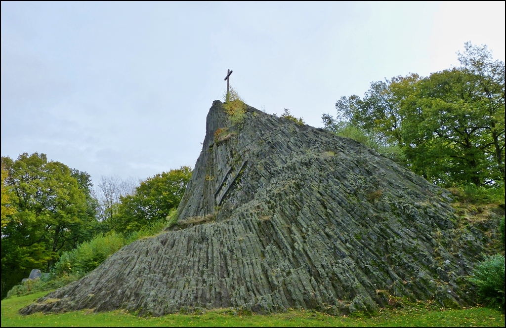 Der Druidenstein ist ein kegelfrmiger Basaltfels im Nrdlichen Hellerbergland oberhalb der Stadt Kirchen an der Sieg im Ortsbezirk Herkersdorf, Landkreis Altenkirchen. Der Basaltkegel erhebt sich auf 431 m in zirka 20 Meter Hhe. Der Druidenstein ist etwa 25 Millionen Jahre alt (Jung-Tertir) und nimmt eine Flche von zirka 100 m ein. Seine ungewhnliche Form erhielt er, als sich Lava durch die devonische Grauwacke des Grundgebirges hindurchzwngte und anschlieend erstarrte. So bildeten sich senkrecht zur Abkhlungsflche prismatische Sulen heraus.Durch Erosion blieb nur noch der harte Basaltkern brig, allerdings „schrumpft“ diese Kuppe immer weiter. Auch andere Ereignisse haben die Gre des Basaltkegels reduziert. Der Druidenstein ist vermutlich bereits von den Kelten als religise Sttte und als Versammlungsort genutzt worden. Die oberste Spitze wurde wohl aus taktischen Grnden whrend des Dreiigjhrigen Krieges abgebrochen, damit sich feindliche Truppen nicht daran orientieren konnten. Damals war die Spitze nmlich noch weithin sichtbar und kaum Wald vorhanden. Im Jahr 1869 wurde der Druidenstein unter Naturschutz gestellt. Heute zhlt er zu rund 3.000 Naturdenkmalen des Landes Rheinland-Pfalz. 1979 wurde der Druidenstein von einem Blitz getroffen. Der Einschlag war so gewaltig, dass der Basaltkegel danach mit sechs Stahlbetonbalken gesttzt werden musste. Auerdem wurde der Druidenstein unter anderem als Steinbruch fr den Straenbau genutzt. 14.10.2012 (Jeanny)
