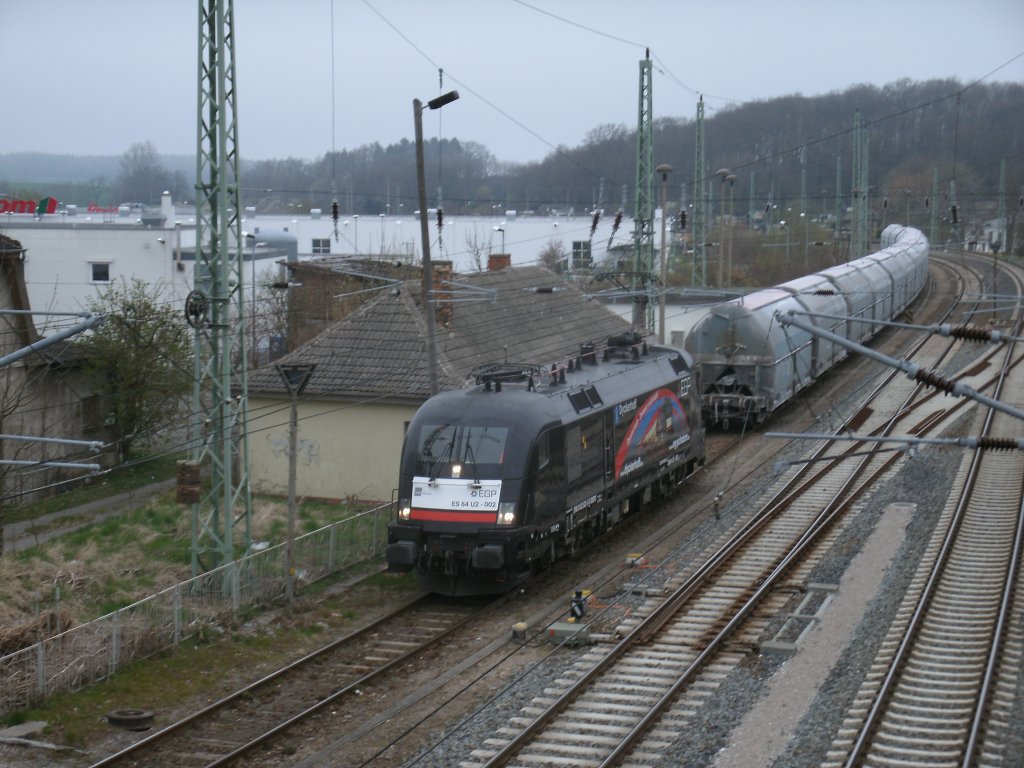Der EGP Taurus ES64U2-002 hat,am 20.April 2012,in Bergen/Rgen von den abgestellten Kreidewagen abgehngt.