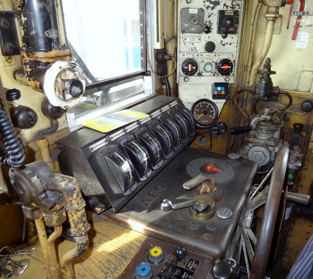 Der F�hrerstand der 194-192, der auf dem Eisenbahn-Erlebnistag in Regensburg am 14.Oktober 2012 �ffentlich zug�nglich war.