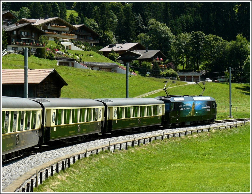 Der Goldenpass Classic mit den wunderschnen Pullmanwagen  Belle Epoque  ist am 31.07.2008 zwischen Schnried und Gstaad unterwegs. (Hans)