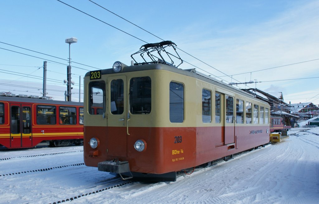 Der JB BDhe 2/4 203 auf der  Talstation  (!) Kleine Scheidegg. 
4. Feb. 2012