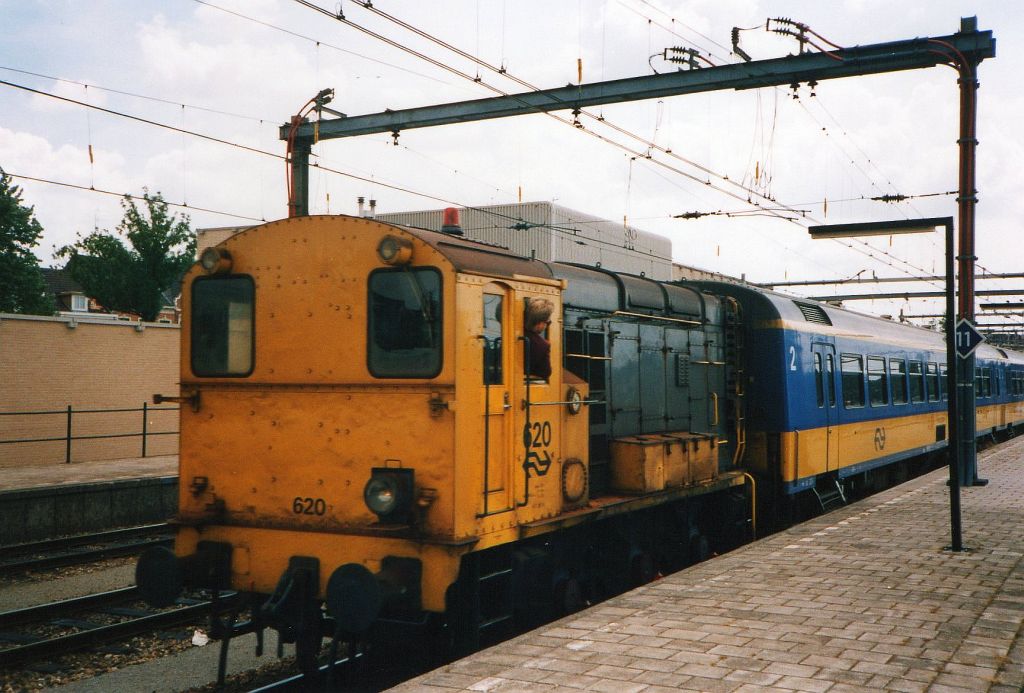 DER Lok 620 rangiert in Venlo. Augustus 1990. Scan und Bild: Hans van der Sluis.

DER loc 620 rangerend in Venlo. Augustus 1990. (Scan van foto)