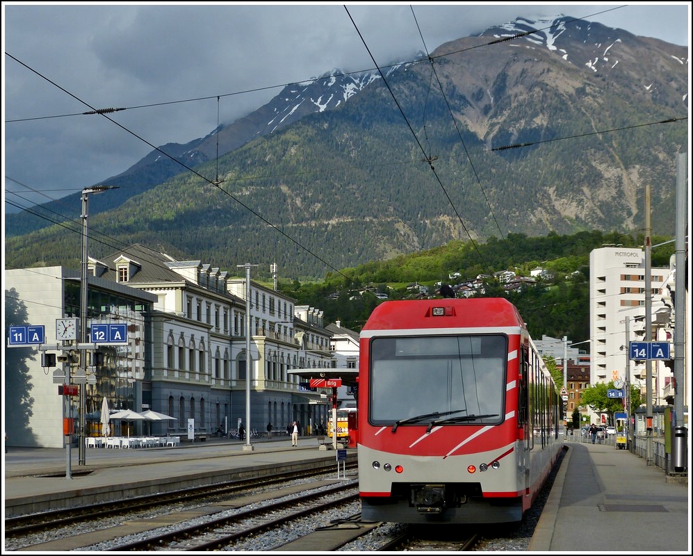 Der MGB Shuttle ABDeH 4/10 nach Zermatt steht am 22.05.2012 im MGB Bahnhof von Brig. Links ist die Terrasse zu sehen, auf der wir 6 Tage spter zusammen saen. (Jeanny)