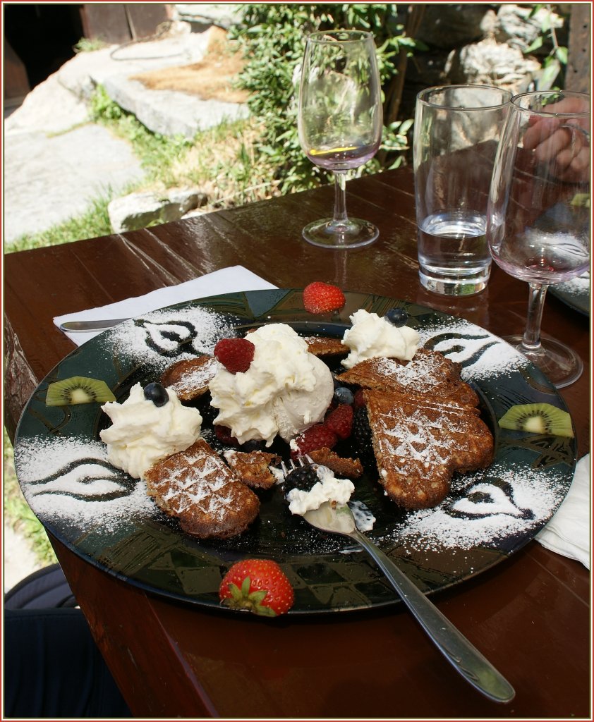 Der Nachtisch war so k�stlich, dass der L�ffel schneller als die Kamera war...
(Z'mutt, 3. Aug. 12)