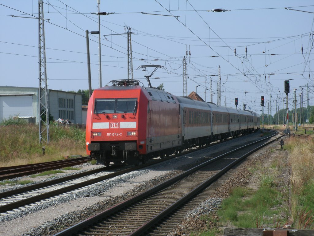 Der Nachtzug aus Zrich erreichte,am 27.Juli 2013 pnktlich den Bahnhof Bergen/Rgen.101 072 brachte den Zug weiter nach Binz.