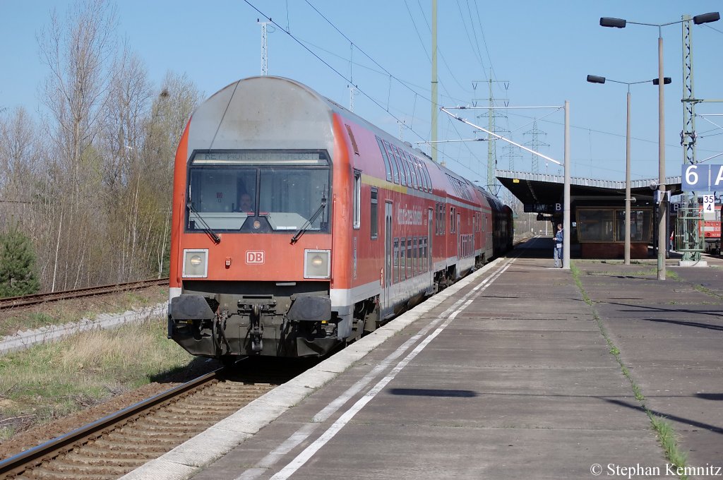 Der RE7 (RE 18718) nach Wnsdorf-Waldstadt verlsst gerade den Bahnhof Berlin-Schnefeld Flughafen. Geschoben hatte die 143 210-3. 09.04.2011 