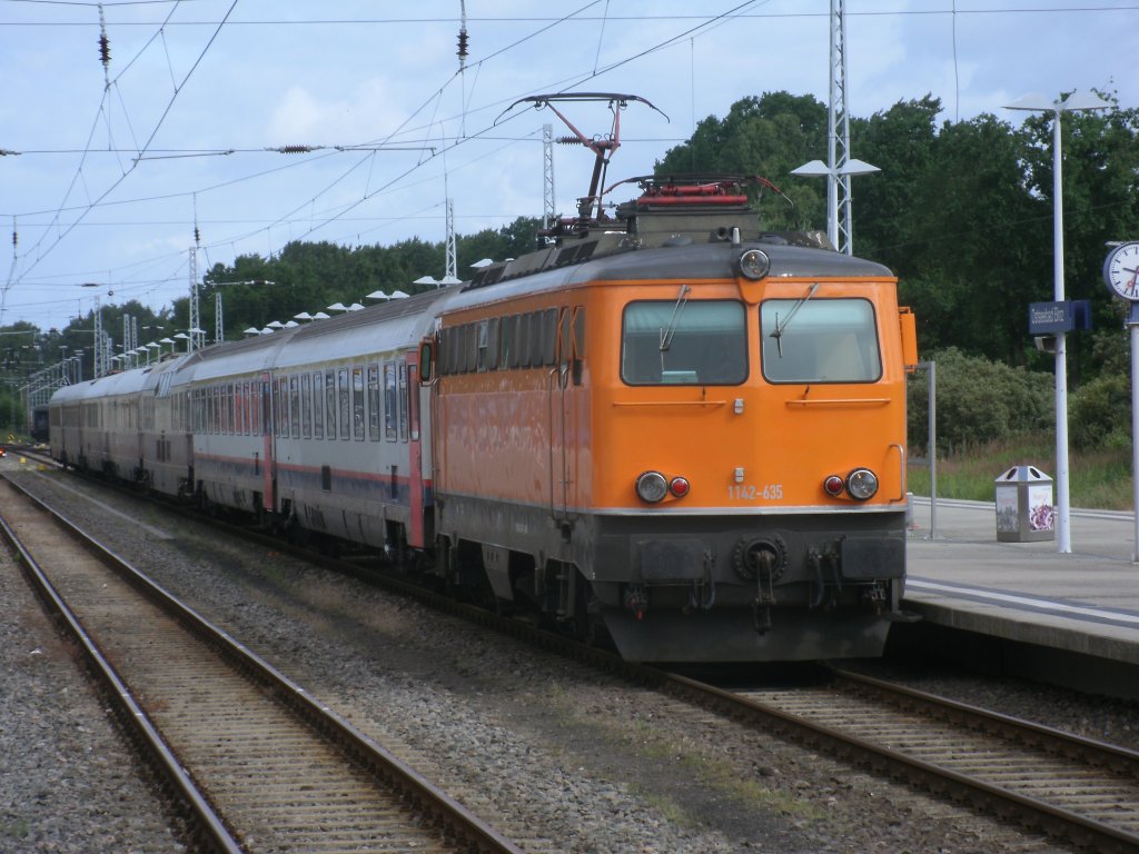 Der TEE Rheingold gezogen von  1142 635-3 kam als Leerpark von Stralsund,am 30.Juni 2013,in Binz an.