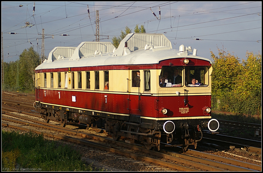 Der VT 175  N�rnberg 761  auf einer Sonderfahrt nach Berlin-Lichtenberg zum Bahnhofsfest. Das Fahrzeug wurde 1926 von WUMAG gebaut und wird heute von den Buxtehude-Harsefelder Eisenbahnfreunden betreut. Damals fuhr der mit Benzolmotoren und Drehgestellen ausgestattete Triebwagen auf Nebenstrecken (Bauart BC4vT, NVR-Nummer 95 80 0066 904-3 D-EVB, ex BHE, ex DB, Eigentum EVB, gesehen Wustermark-Priort 01.10.2010)