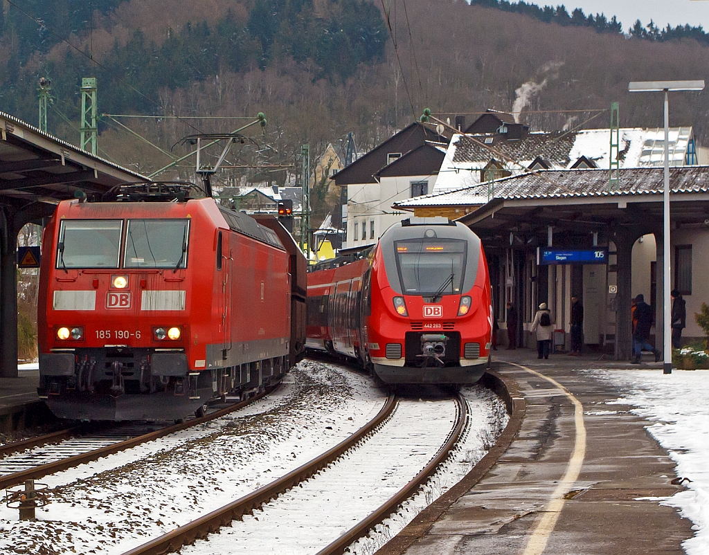 Die 185 190-6 der DB Schenker Rail zieht am 19.01.2013 einen gemischten Gterzug durch den Bahnhof Betzdorf Sieg in Richtung Kln.
Rechts auf Gleis 105 hlt gerade der  RE 9 - Rhein-Sieg-Express (Aachen - Kln - Siegen) bestehend aus zwei gekuppelten vierteiligen Bombardier Talent 2 (BR 442.2).