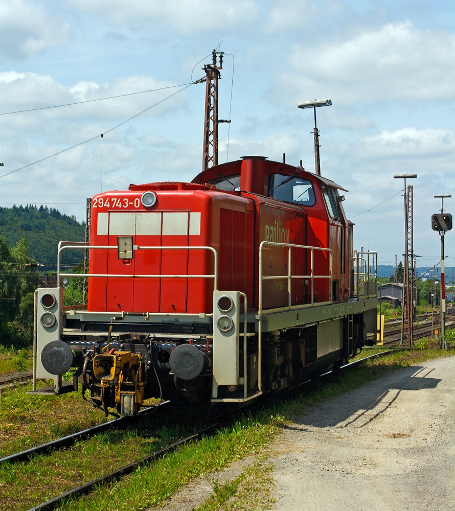 Die 294 743-0 (V90 remotorisiert), ex DB 290 243-5, der der DB Schenker Rail am 10.07.2013, bei der Arbeit am Ablaufberg in Kreuztal.

Die V90 wurde 1971 bei MaK in Kiel unter der Fabriknummer 1000551 gebaut und als 290 243-5 an die DB geliefert und wurde 1994 in 290 243-1 um bezeichnet. 1997 erfolgte der Umbau mit Funkfernsteuerung und die Umzeichnung in 294 243-1.

Die Remotorisierung mit einem MTU-Motor 8V 4000 R41, Einbau  einer neuen Lfteranlage, neuer Luftpresser und Ausrstung mit dem Umlaufgelnder erfolgten 2004 bei der DB Fahrzeuginstandhaltung GmbH im Werk Cottbus. Daraufhin erfolgte die Umzeichnung in 294 743-0. 
Die kompl. NVR-Nummer 98 80 3294 743-0 D-DB bekam sie dann 2007.

Die Baureihe 290 wurde fr den schweren Rangierdienst, sowie fr Bedien- und bergabefahrten konzipiert. Die Lok ist eine Weiterentwicklung aus den Streckenlokomotiven der Baureihenfamilie V100 (BR 211 und BR 212) der Deutschen Bundesbahn. Die V90 ist gegenber der V100 deutlich schwerer und robuster im Rangierdienst. Ursprnglich war geplant, fr den schweren Rangierdienst eine ballastierte Variante der V 100 mit verstrktem Rahmen zu beschaffen, die Fahrzeugauslegung war dafr aber nicht geeignet (die Achslast lie sich so nicht auf die geforderten 20 t erhhen). 

Nachdem ab dem Jahr 1964 die Vorserienmaschinen (20 Stck) mit dem kleineren Motor der BR 211 von Mak ausgeliefert wurden, begann ab 1966 die Auslieferung der ersten Serienmaschinen. Unterschied zu den Vorserienloks ist der etwas strkere (gedrosselte) MTU MB 12 V 652 TZ (TA) 10 Motor (809 kW/1100 PS) der BR 212 und der damit um 10 km/h auf 80 km/h heraufgesetzten Hchstgeschwindigkeit. Insgesamt wurden 408 Loks ausgeliefert.
Die remotorisiert Maschinen haben nun einen MTU DM 8V 4000 R41 Motor mit 1000 kW/1360 PS Leistung bei 1800 U/min, sie erfllen die Abgasnorm UIC Kodex 624V, Stufe II.

Technische Daten:

Achsanordnung: B'B'
Spurweite: 1.435 mm
Lnge ber Puffer: 14.320 mm
Breite: 3.100 mm
Drehzapfenabstand: 7.000 mm
Gesamtachsstand: 9.500 mm
Hchstgeschwindigkeit: 80 km/h Streckengang / 40 km/h Rangiergang 
kleinste Dauergeschwindigkeit: 9 km/h Streckengang / 3 km/h Rangiergang

Motorhauptdaten (Quelle: MTU):
Motorbauart: MTU 8-Zylinder-Diesel-V-Motor 90 mit Common-Rail-Einspritzsystem, Abgas-Turbolader und Ladeluftkhlung
Motortyp:   8V 4000 R41 
Nennleistung:  1000 kW / 1341 PS (gedrosselt)
Drehzahl max.:  1800  1/min   
Bohrung/Hub: 165/190 mm
Hubraum: 32,5l
Kraftstoffverbrauch bei Nennleistung: 249,4 l/h
Abgas-Emission :   UIC Kodex 624V, Stufe II
Lnge: 1.915 mm
Breite: 1.380 mm
Hhe: 1.800 mm
Gewicht (trocken): 4.700 kg

Getriebe und Leistungsbertragung:
Das hydraulische Getriebe von Voith hat zwei Wandlergnge. Ein mechanisches Nachschaltgetriebe ermglicht die Wahl zwischen einem Schnell- und einem Langsamgang sowie den Wechsel der Fahrtrichtung. Um feinfhlige Langsamfahrten zu ermglichen, hat das Getriebe eine stufenlos regelbare Wandlerteilfllung.
Die Leistungsbertragung auf die Achsgetriebe erfolgt dann ber Gelenkwellen.