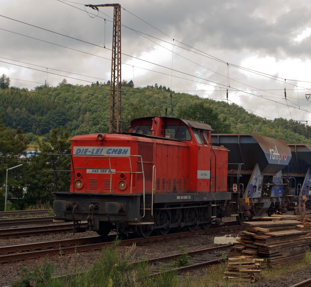 Die 345 159 8 (ex DR 105 159-8) der Die-Lei GmbH (Kassel) mit Schotterzug (Fccpps der railpro (NL))am 05.08.2011 in Siegen (Kaan-Marienborn). Die Lok vom Typ V 60 D (ost) wurde 1982 von LEW unter der Fabriknummer 17685 gebaut. Sie hat eine Leistung von 478 kW = 650 PS.